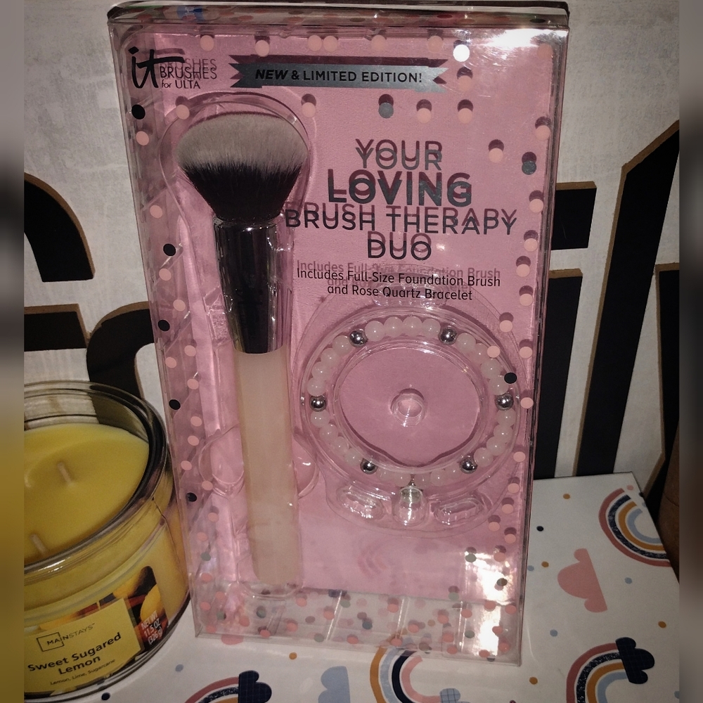 It Cosmetics - it Brushes for Ulta - New & Limited Edition - You're Loving Brush